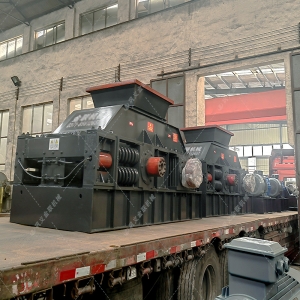 兩臺超大型半自動液壓對輥制砂機(jī)發(fā)往湖北襄陽征戰(zhàn)沙場