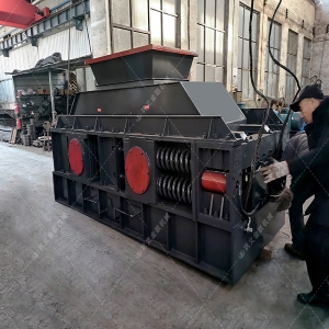 2PGY1208大型半自動液壓對輥制砂機發往廣西