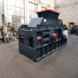 大型半自動液壓對輥制砂機發(fā)貨 發(fā)往內蒙古