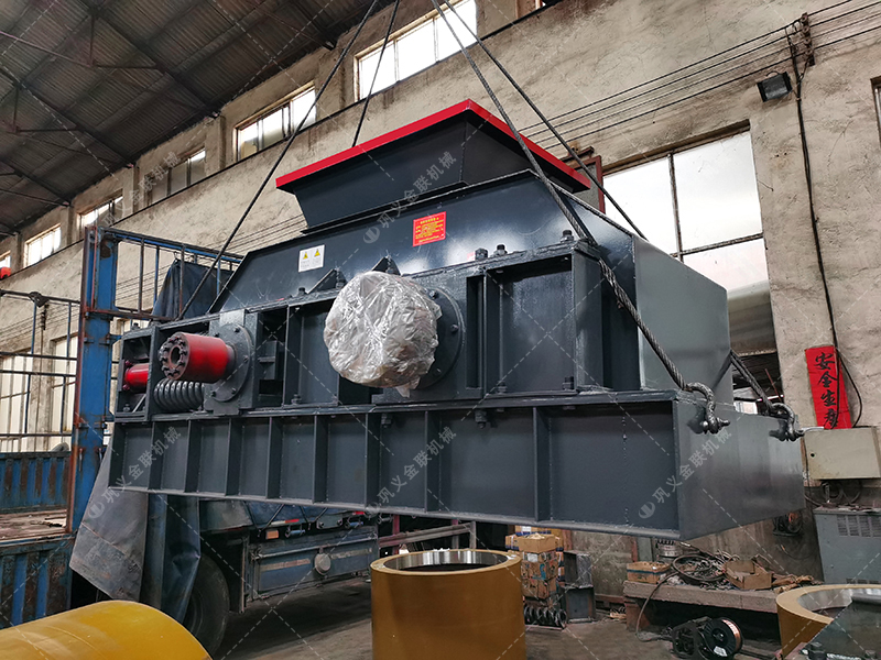 2PG1007型半自動(dòng)對(duì)輥破碎機(jī)設(shè)備發(fā)貨圖片