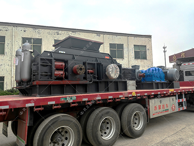 大型全自動液壓對輥破碎制砂機發往四川處理鵝卵石