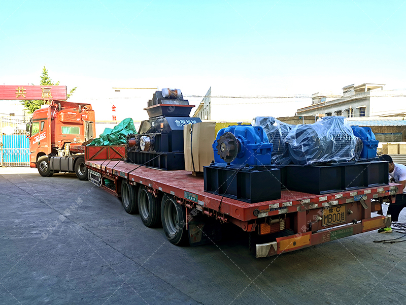 時(shí)產(chǎn)100多噸大型對(duì)輥破碎機(jī)發(fā)往湖北河卵石制砂